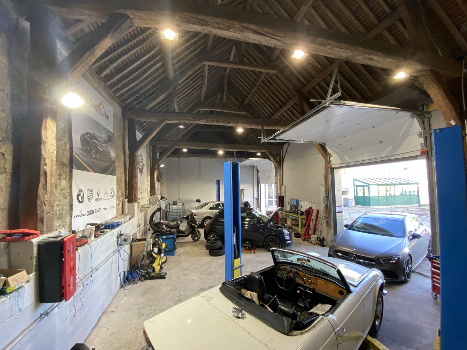 Intérieur de l'atelier sous la charpente