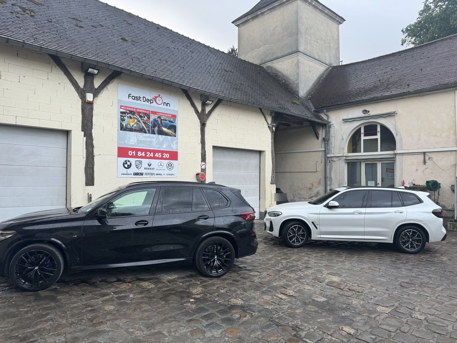 Cour du garage avec véhicules